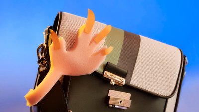 Shoulder bag with foam claws