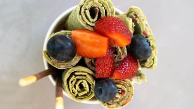 Strawberries and blueberries on top of frozen yoghurt